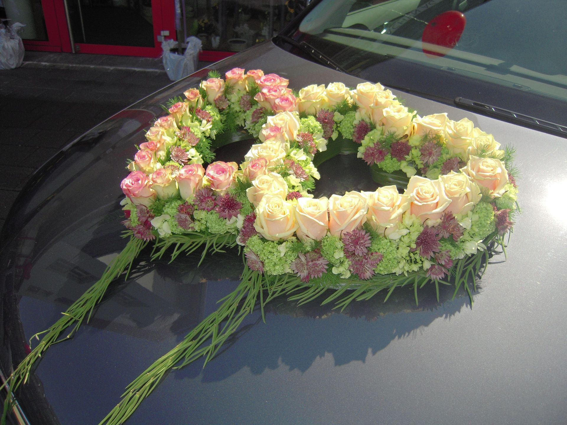 Grabschmuck mit Schleife