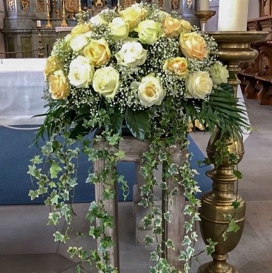 Blumenarrangement für Kirche, Kirchenschmuck, auf Ständer