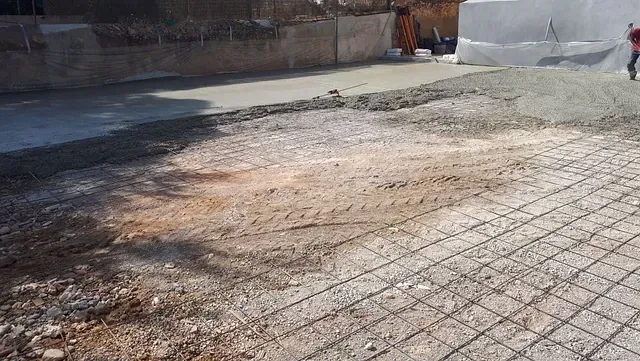 Se está construyendo un camino de entrada de hormigón en un patio trasero.