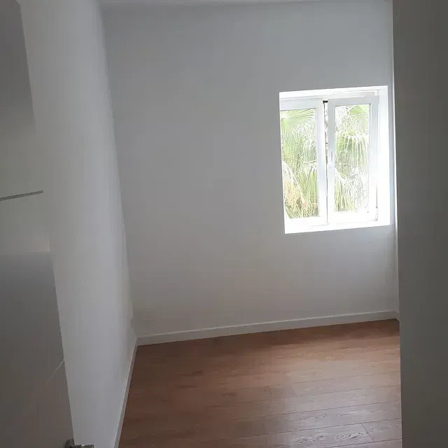 Hay una ventana en el medio de la habitación.