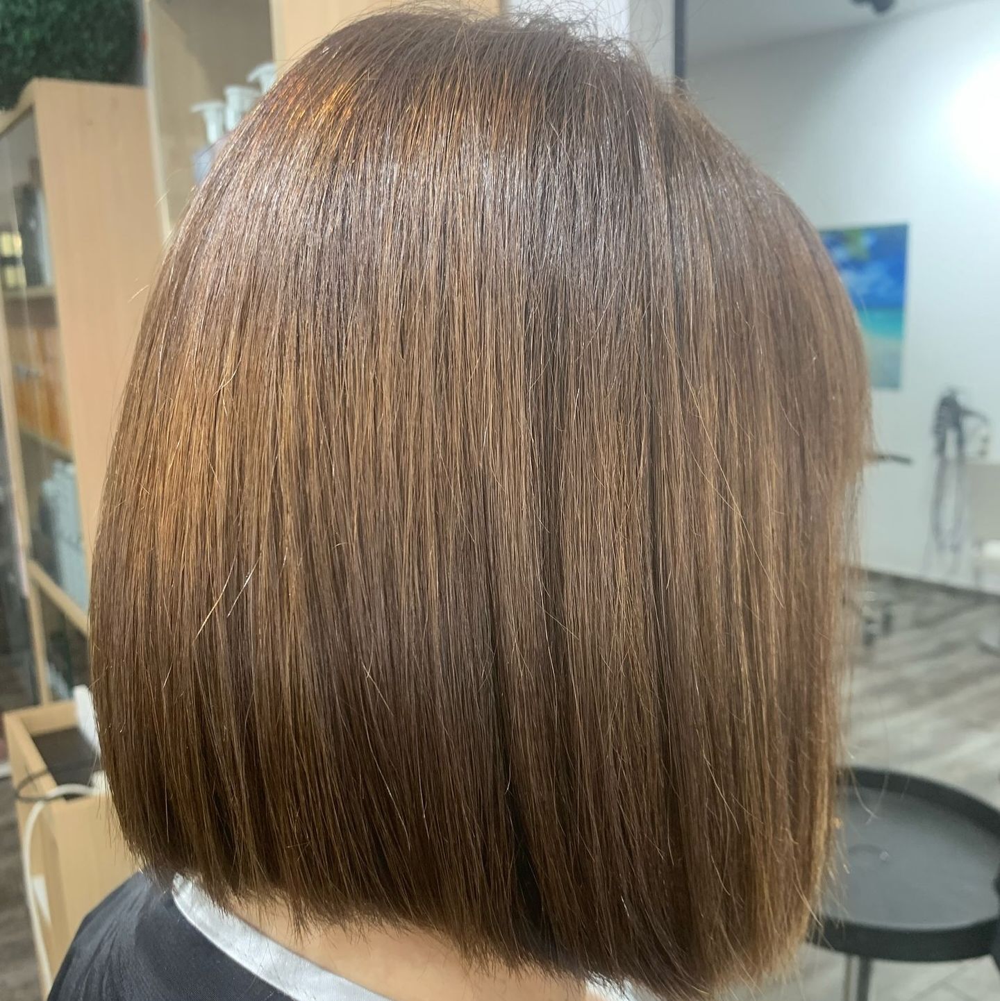 Una mujer se está cortando el pelo en una peluquería.
