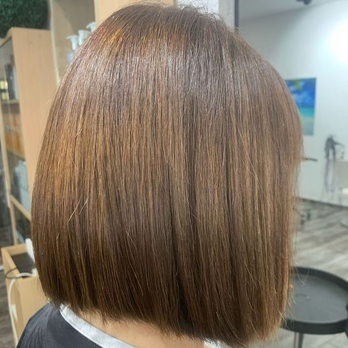 Una mujer se está cortando el pelo en una peluquería.