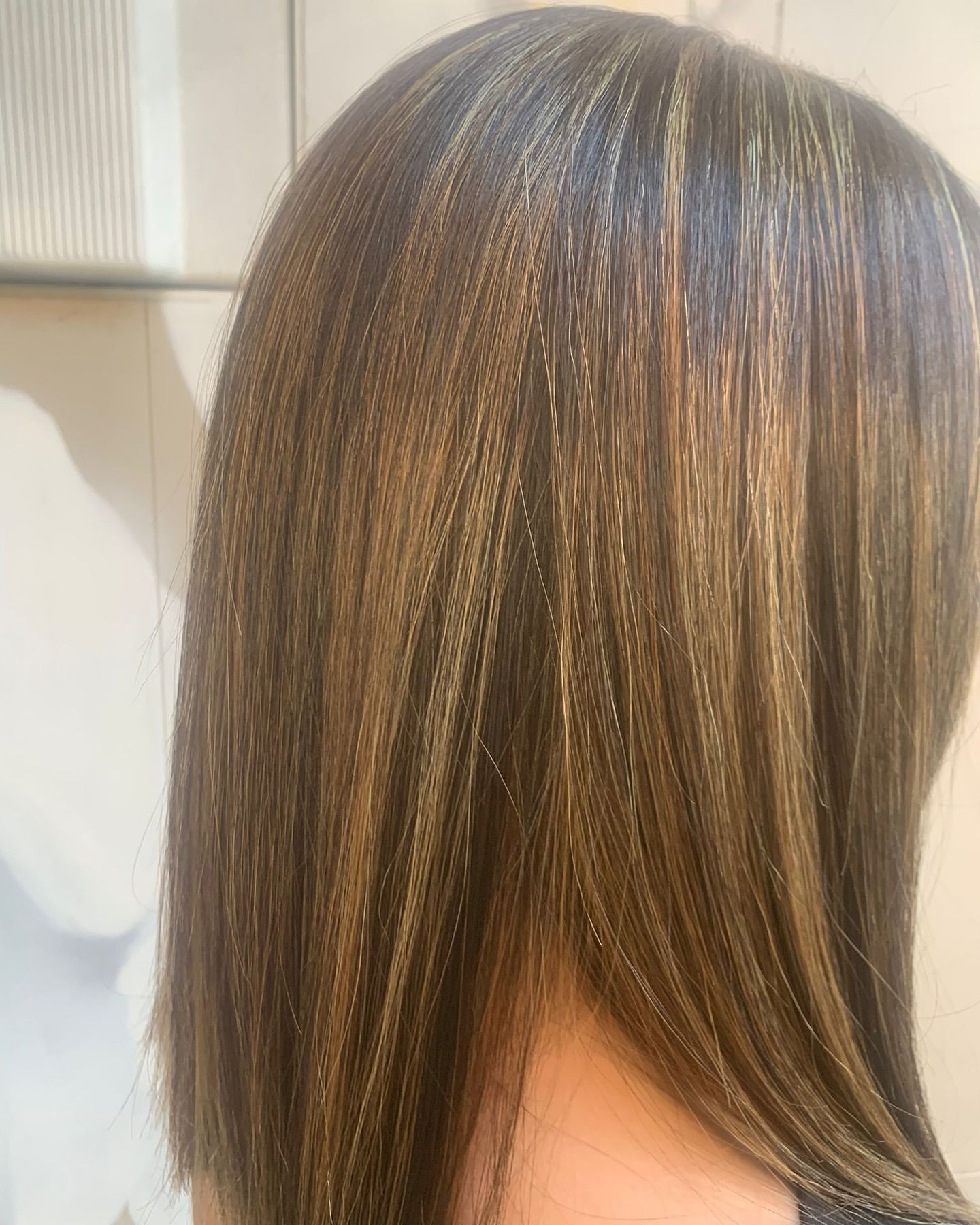 Un primer plano del cabello de una mujer con reflejos.