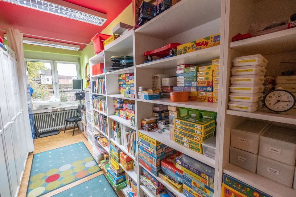 Regal mit Sprachspielen für Kinder