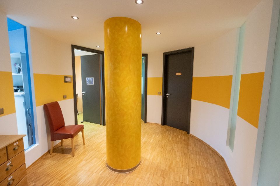 Flur einer Praxis mit Wartebereich