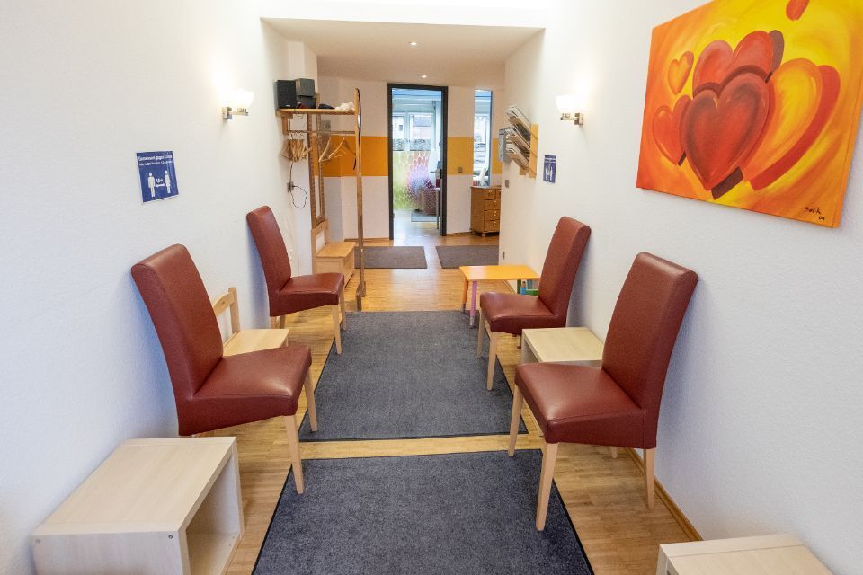 heller Wartebereich mit vier Stühlen