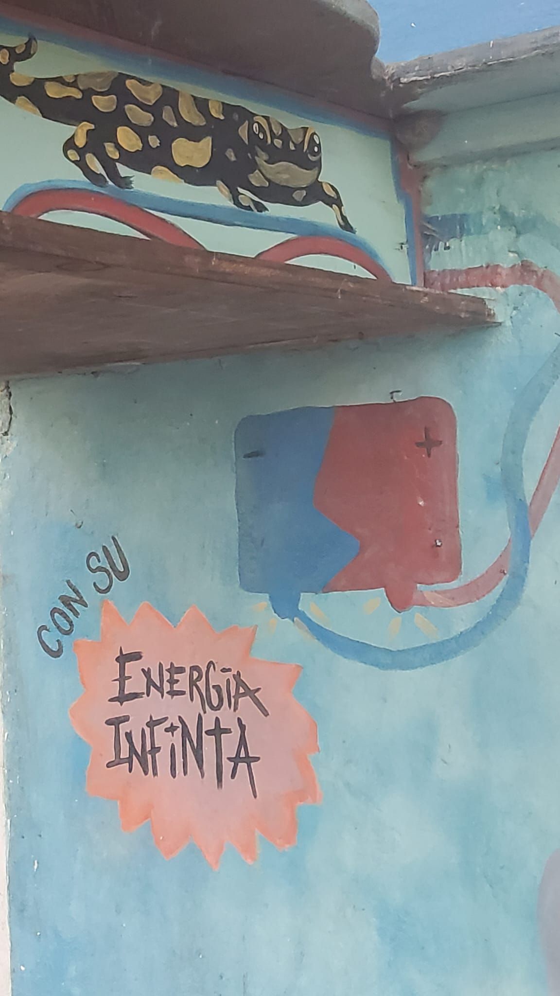 Un cartel en una pared que dice energía infinita