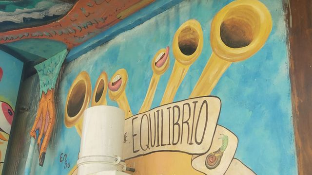 Un cuadro en una pared que dice equilibrio.