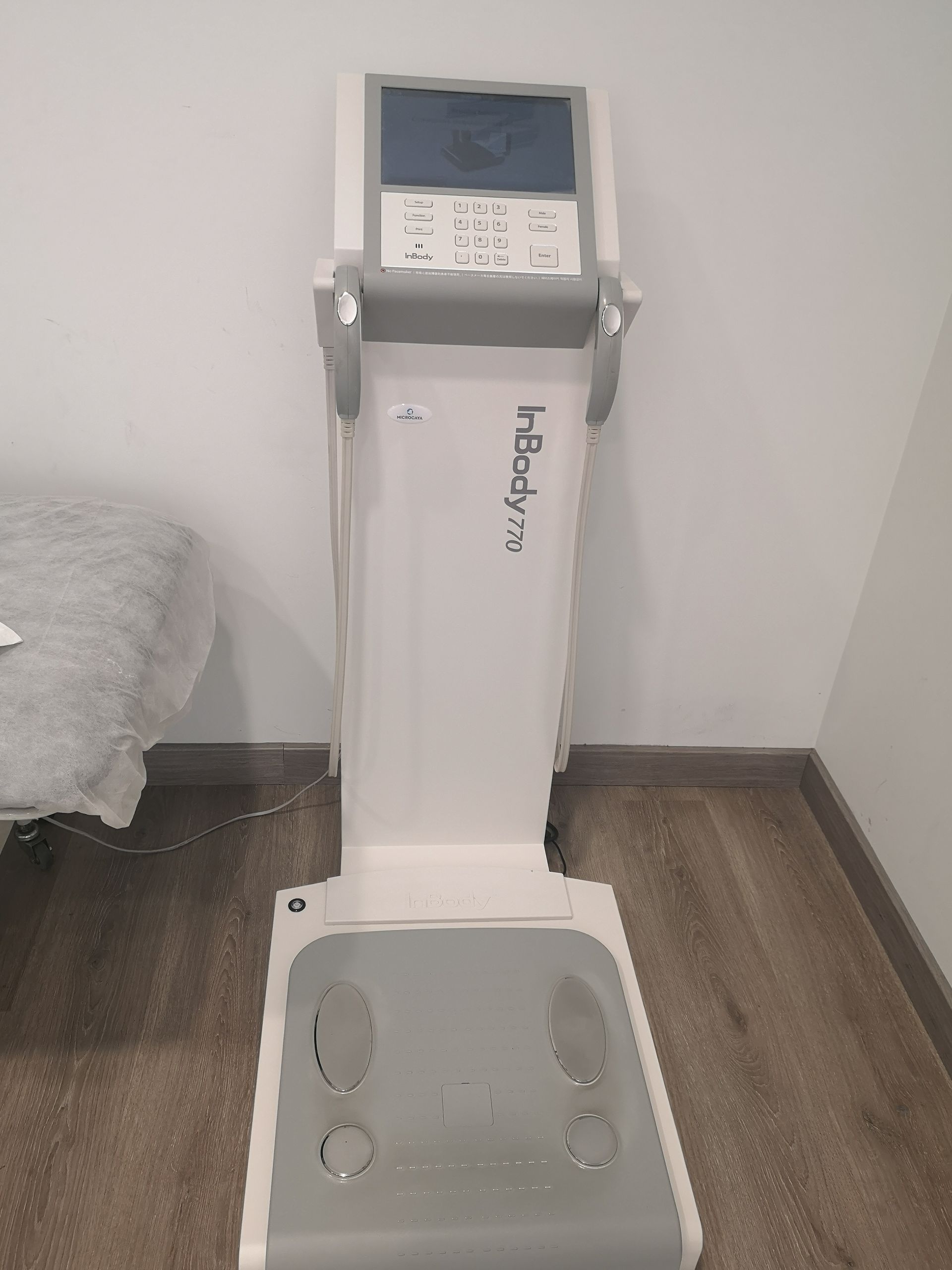 Un analizador de composición corporal blanco y gris,