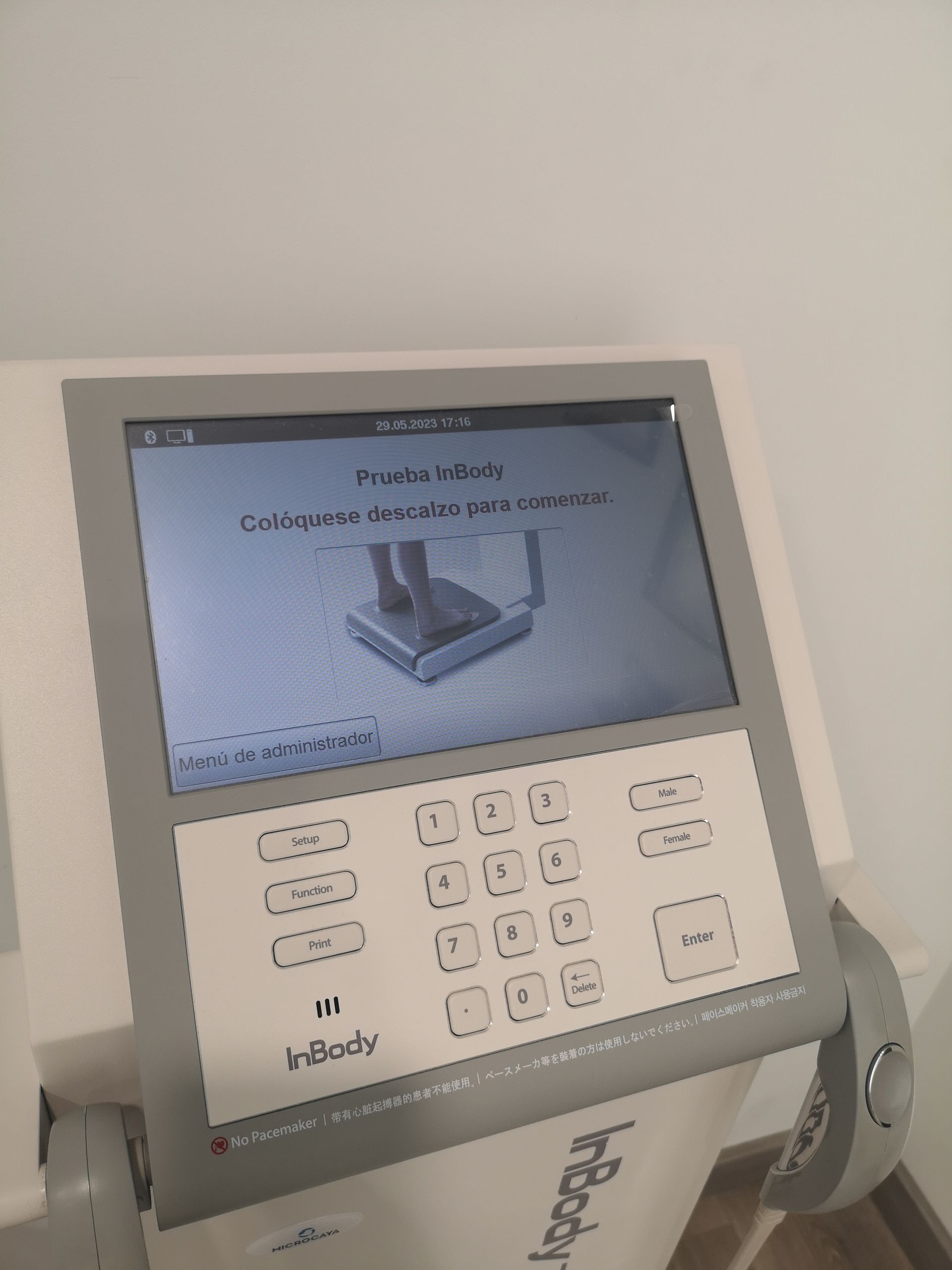 Analizador de composición corporal InBody: la pantalla solicita al usuario que se suba al dispositivo para medir la grasa