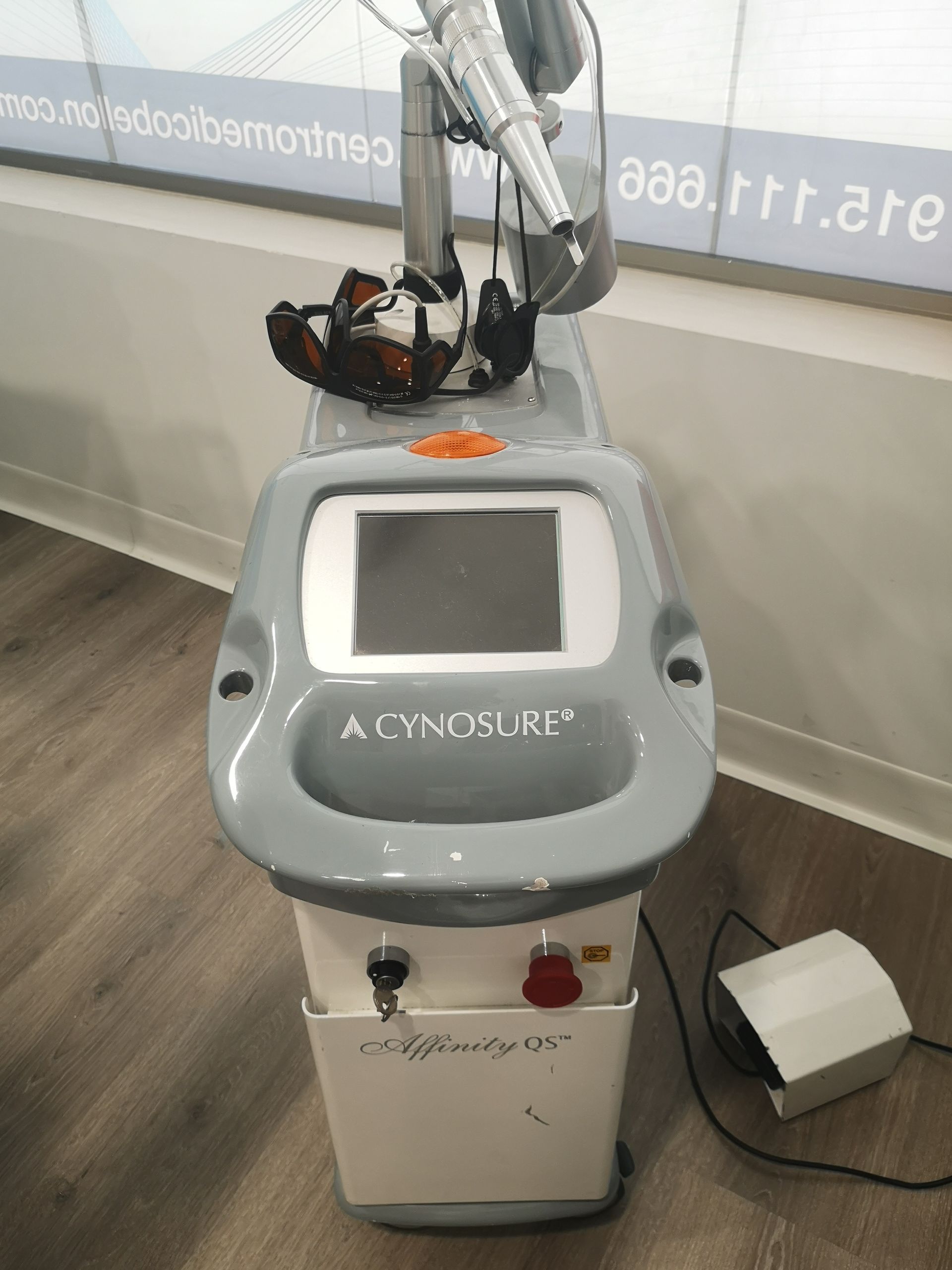 Máquina de depilación láser, color gris claro y blanco, en entorno clínico.