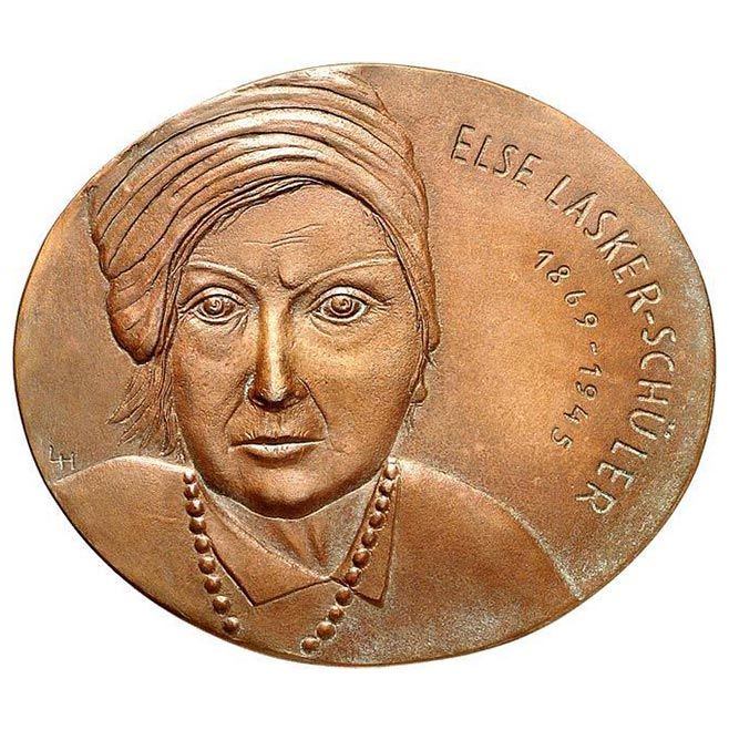 Eine Bronzemünze mit einem Frauengesicht und der Jahreszahl 1945