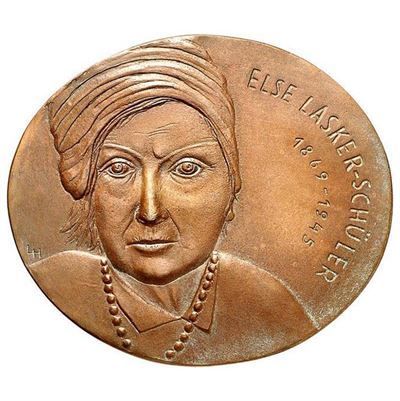 Eine Bronzemünze mit einem Frauengesicht und der Jahreszahl 1945