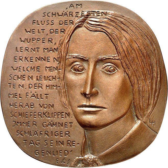 Eine Bronzemünze mit dem Gesicht einer Frau darauf