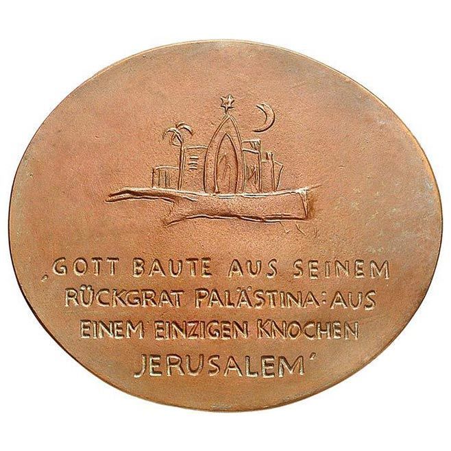 A copper coin that says gott baute aus einem rückgrat palestina aus einem einzigen knochen jerusalem