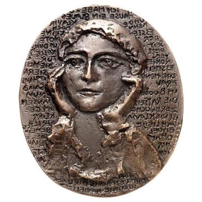 Eine Bronzetafel mit dem Gesicht einer Frau darauf