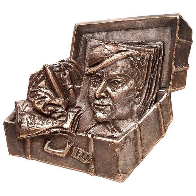 Eine bronzene Statue eines Mannes Gesicht in einem offenen Koffer
