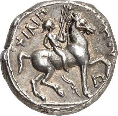 Eine Silbermünze mit einem Mann auf einem Pferd darauf.