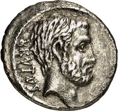 Eine Nahaufnahme einer Silbermünze mit dem Kopf eines Mannes darauf.