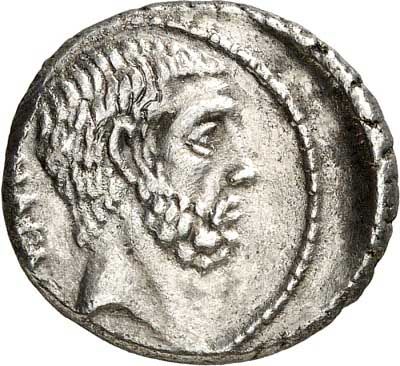 Eine Nahaufnahme einer Silbermünze mit dem Gesicht eines Mannes darauf.