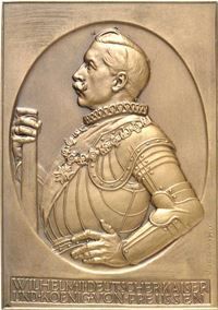 Eine Bronzetafel mit einem Mann in Rüstung, der einen Stock hält.