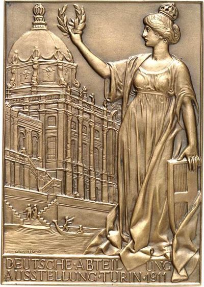 Eine Bronzetafel mit einer Frau, die einen Lorbeerkranz hält