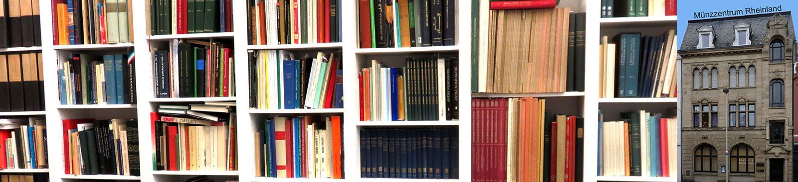Eine Bibliothek voller Bücher und im Hintergrund ein Gebäude.