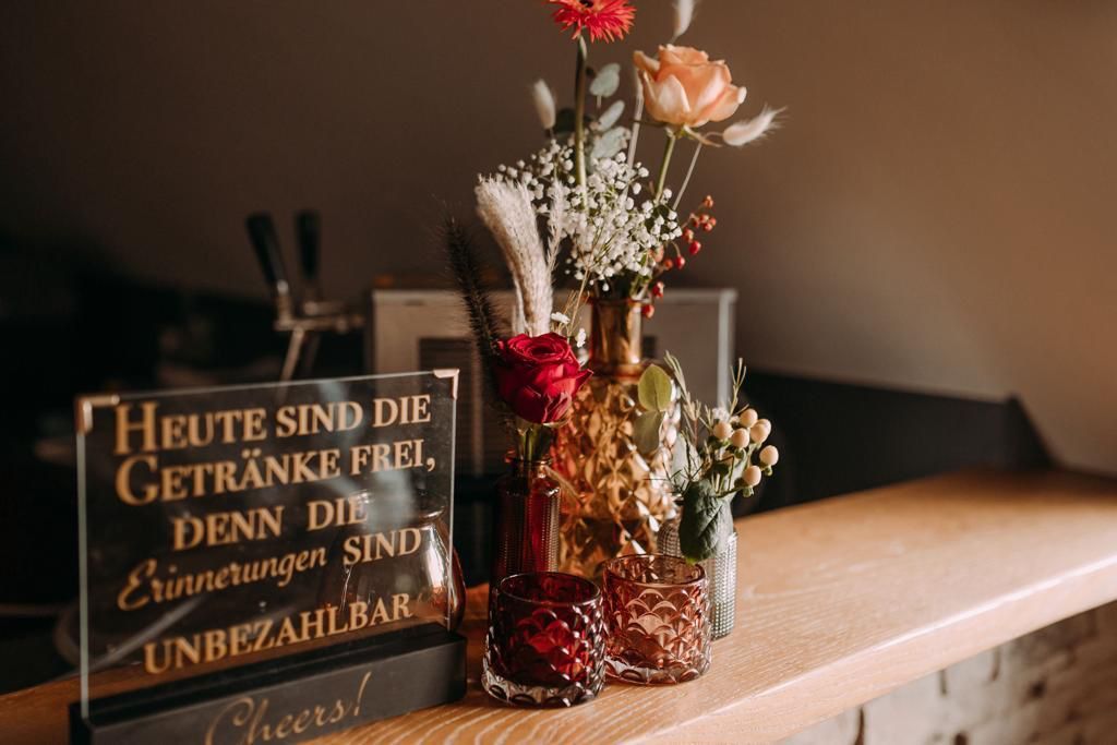 Hand arrangiert rosa Rosen, Johanna Schneiderwin-Roppelt