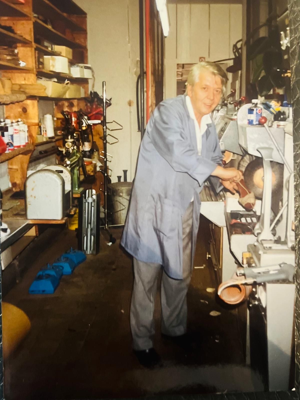 un cordonnier en train de réparer une chaussure de femme