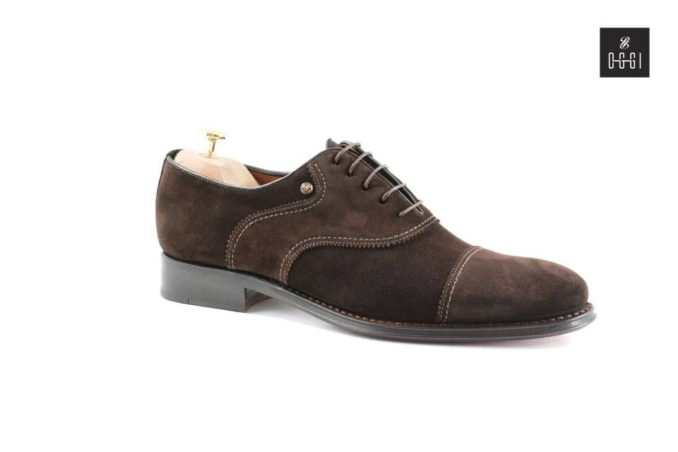 Une paire de chaussures en daim marron sur fond blanc