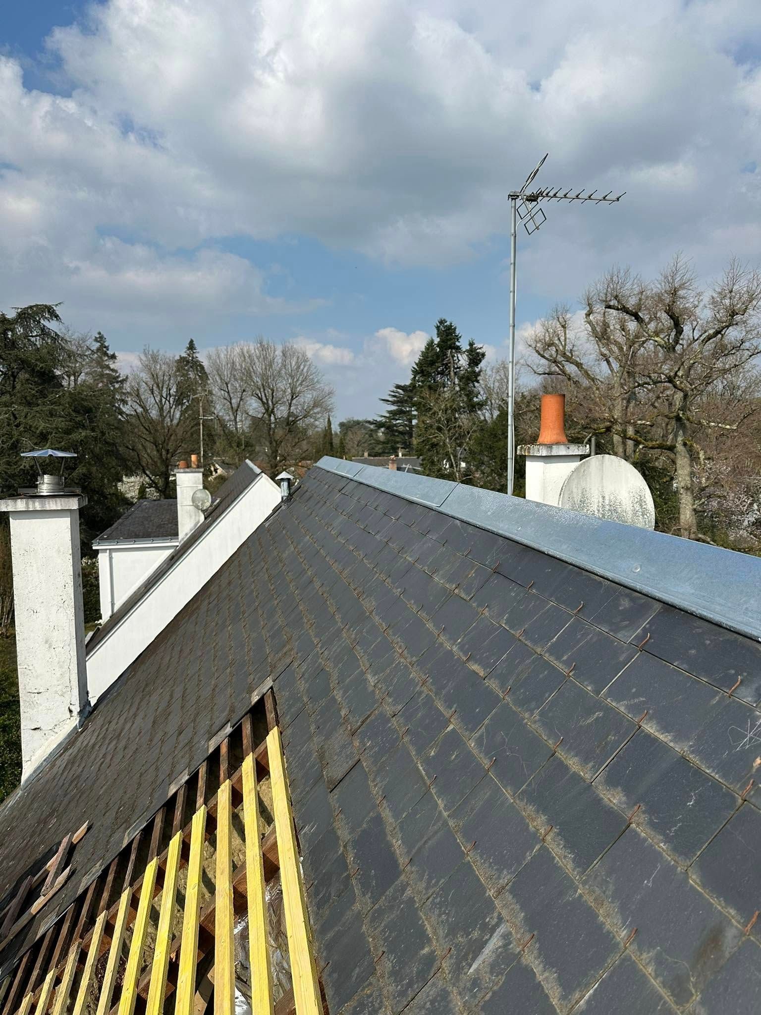 Toiture en pente en ardoise.