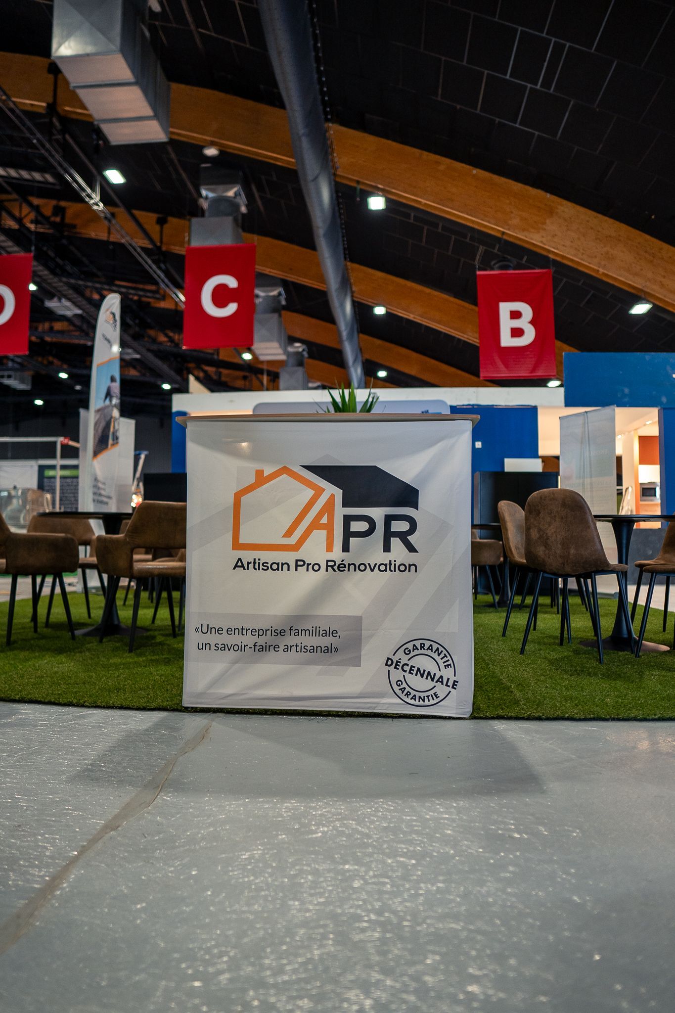 Stand du Salon de l'Habitat installé sur un gazon vert.