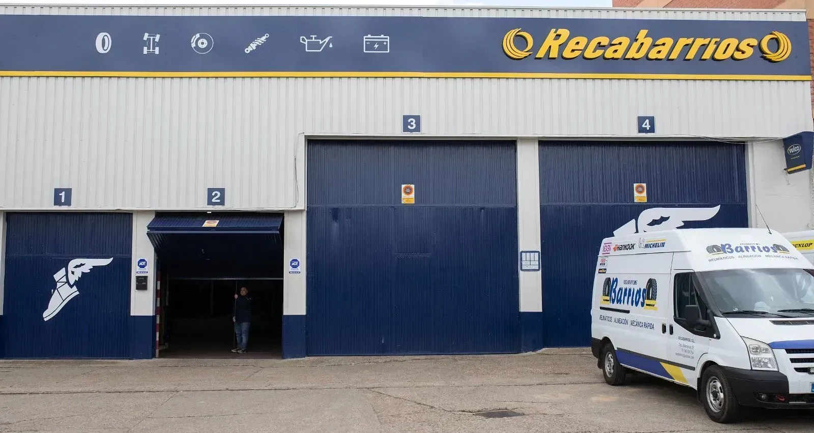 Exterior del taller mecánico de Recabarrios con furgoneta.
