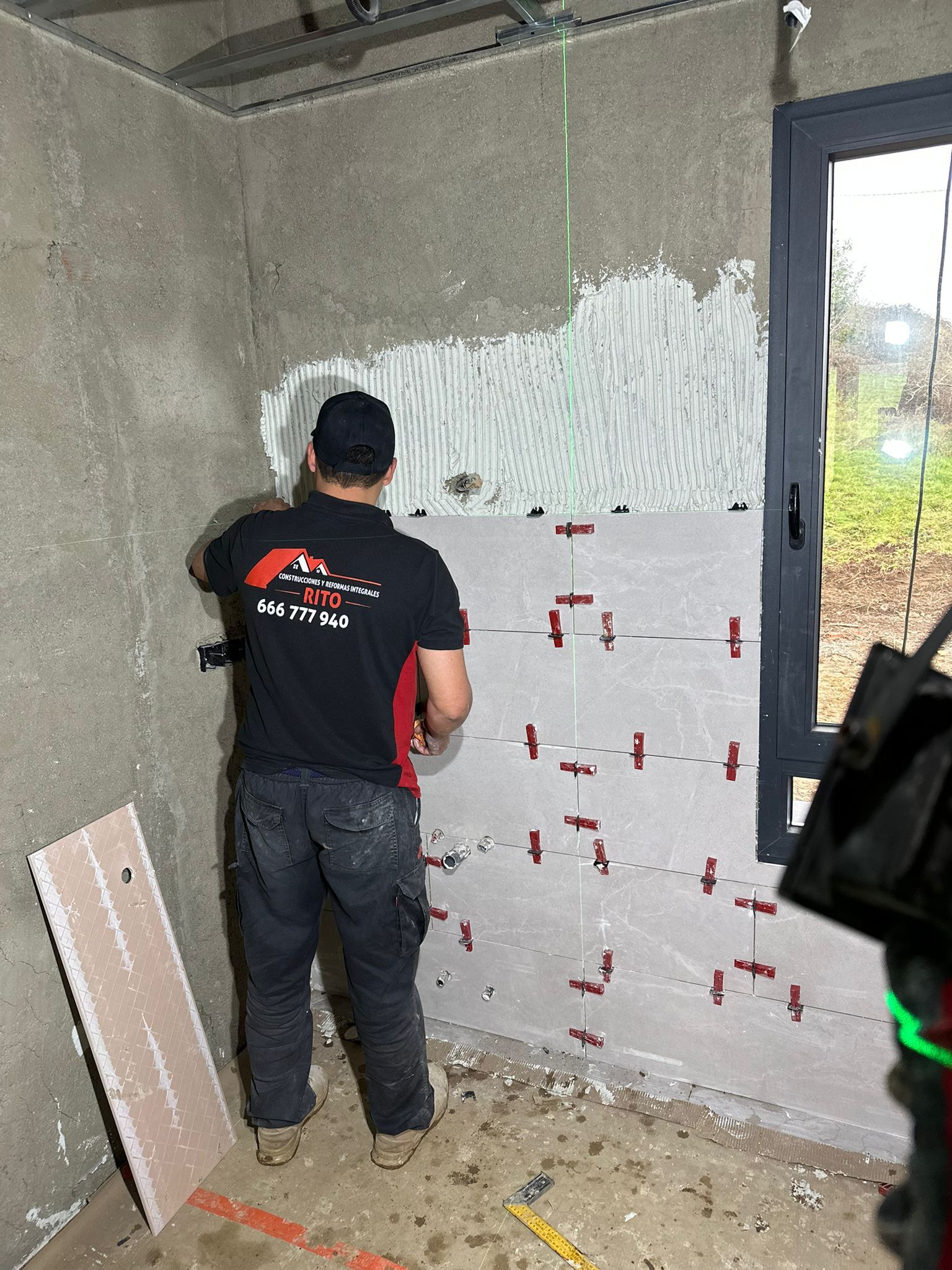 Un collage que muestra el proceso de renovación