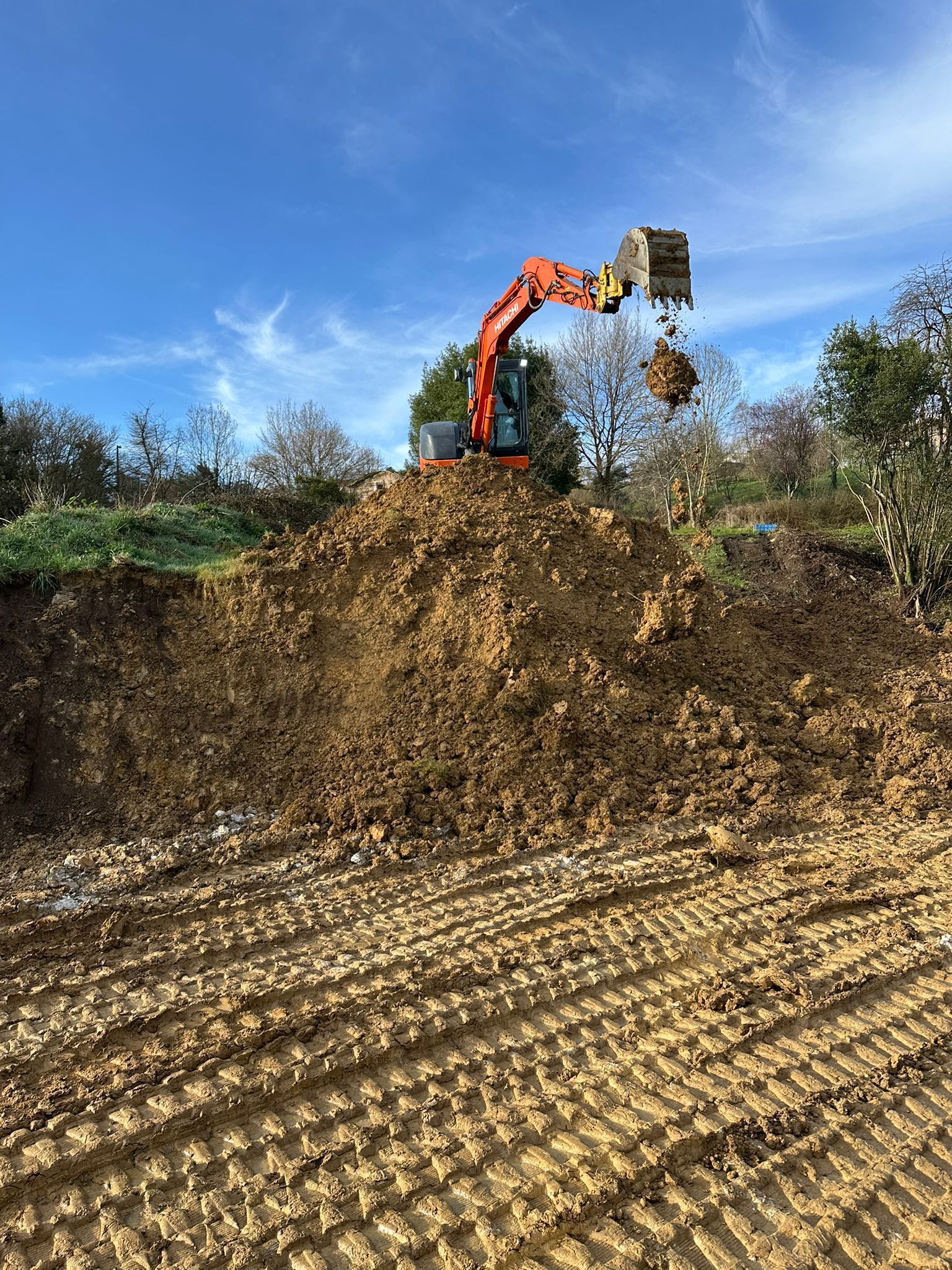 Un collage de escenas de construcción que muestra excavadoras