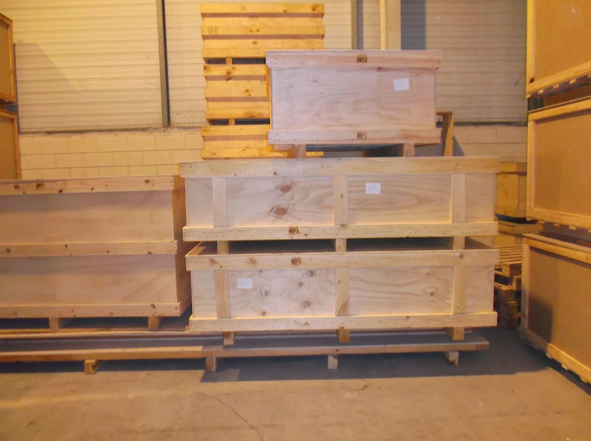 Un almacén lleno de cajas y palés de madera