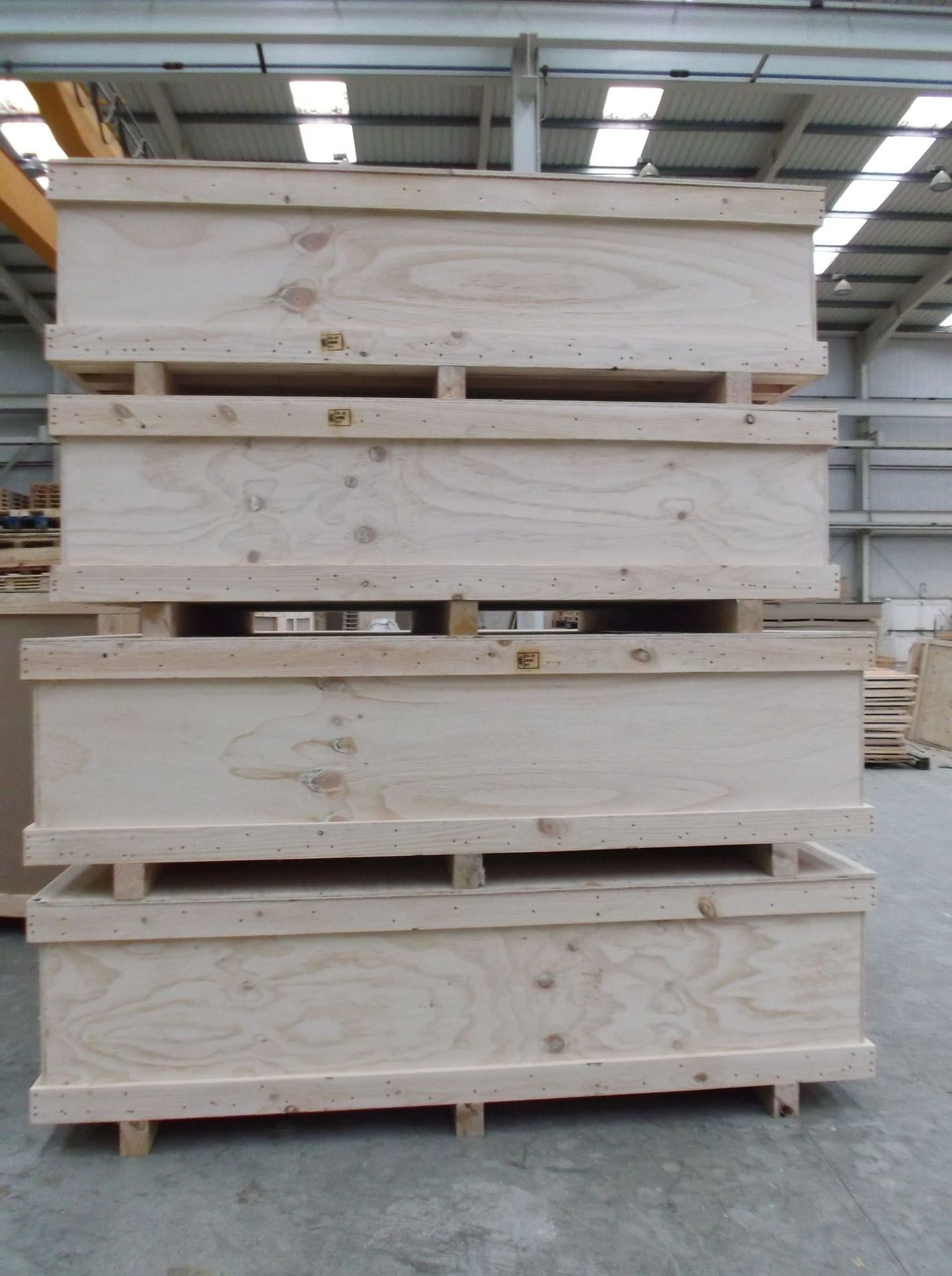 Una pila de cajas de madera en un almacén