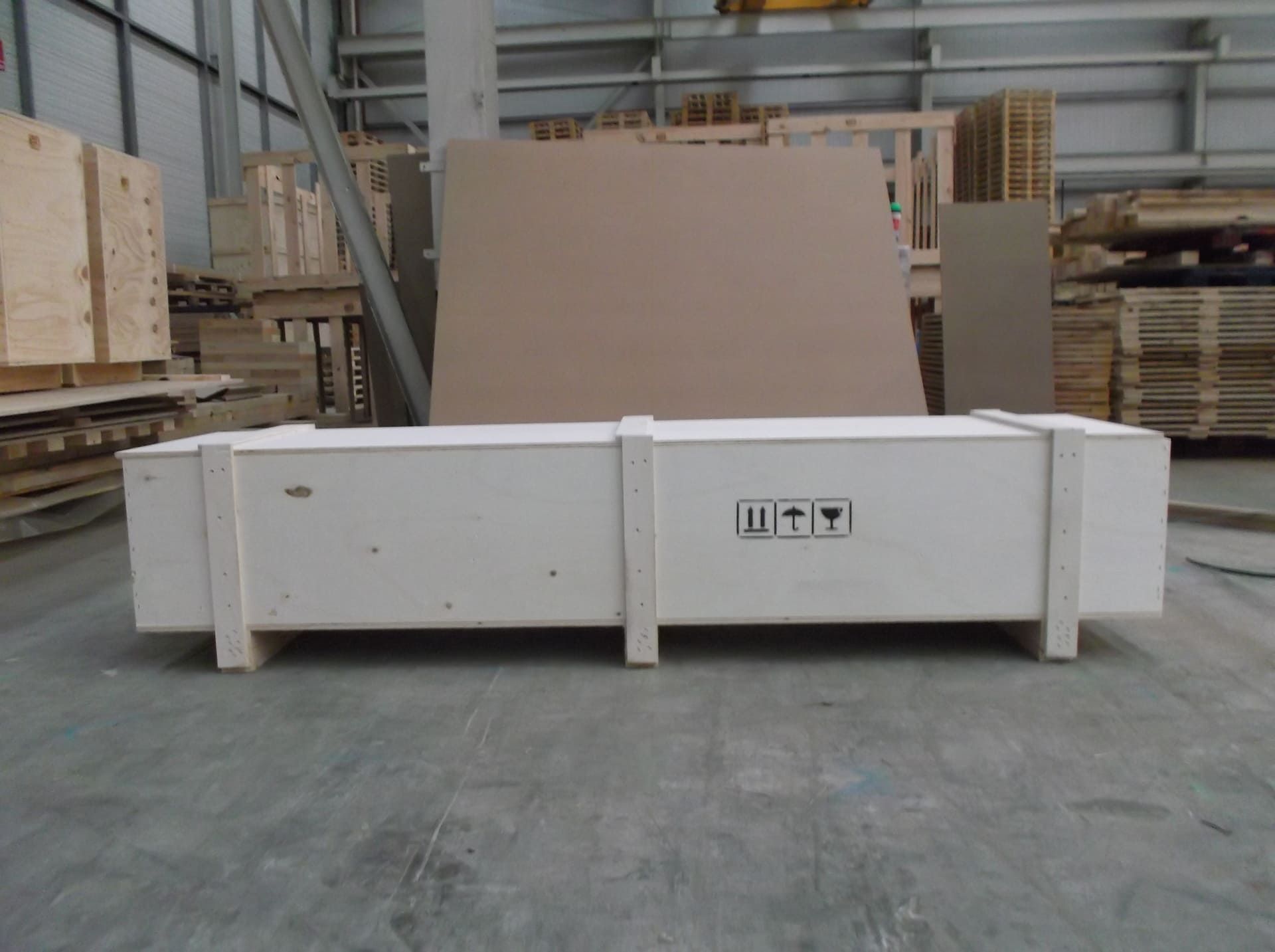 Una caja de madera está en el suelo en un almacén.