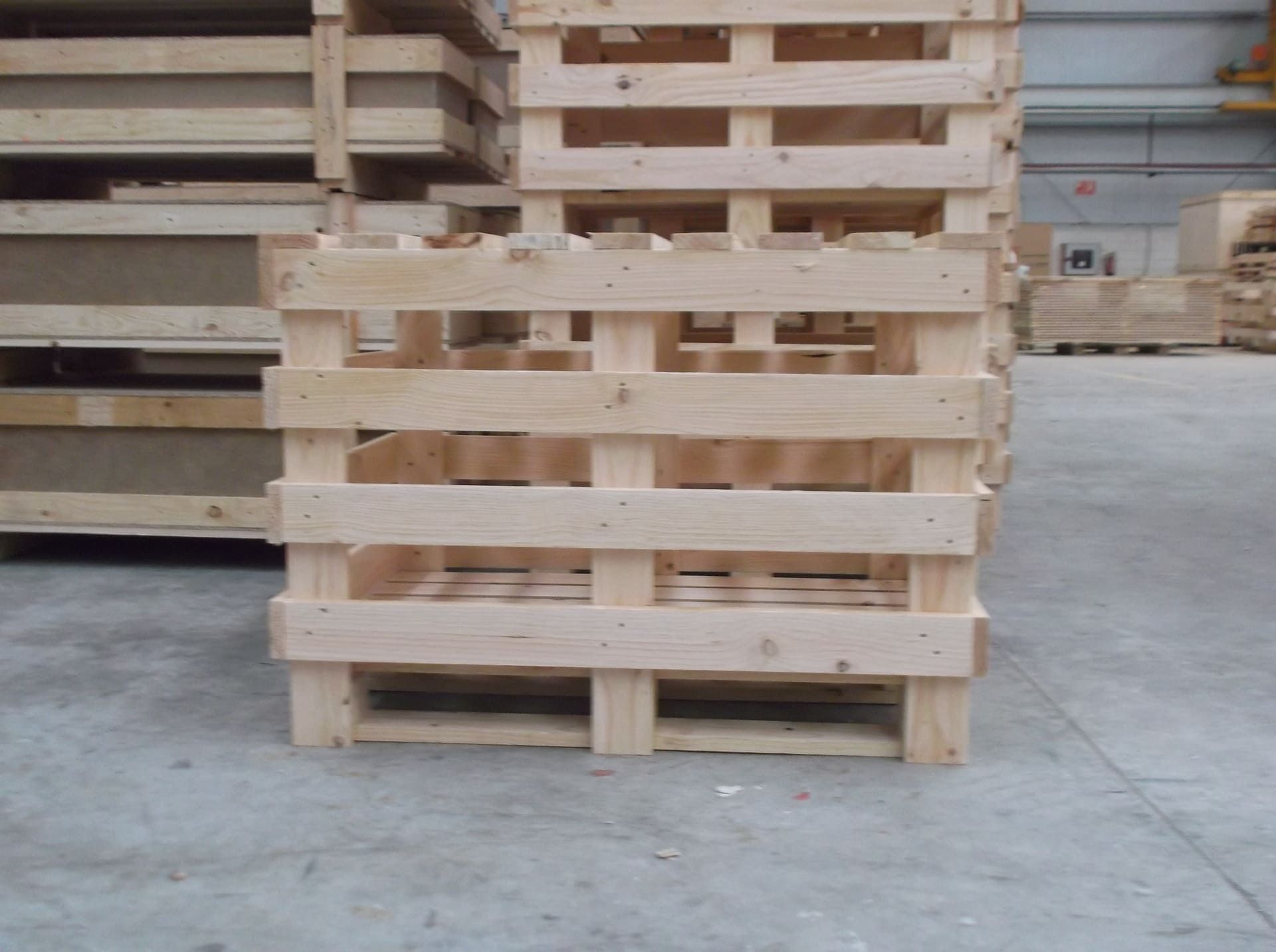 Una pila de palets de madera en un almacén