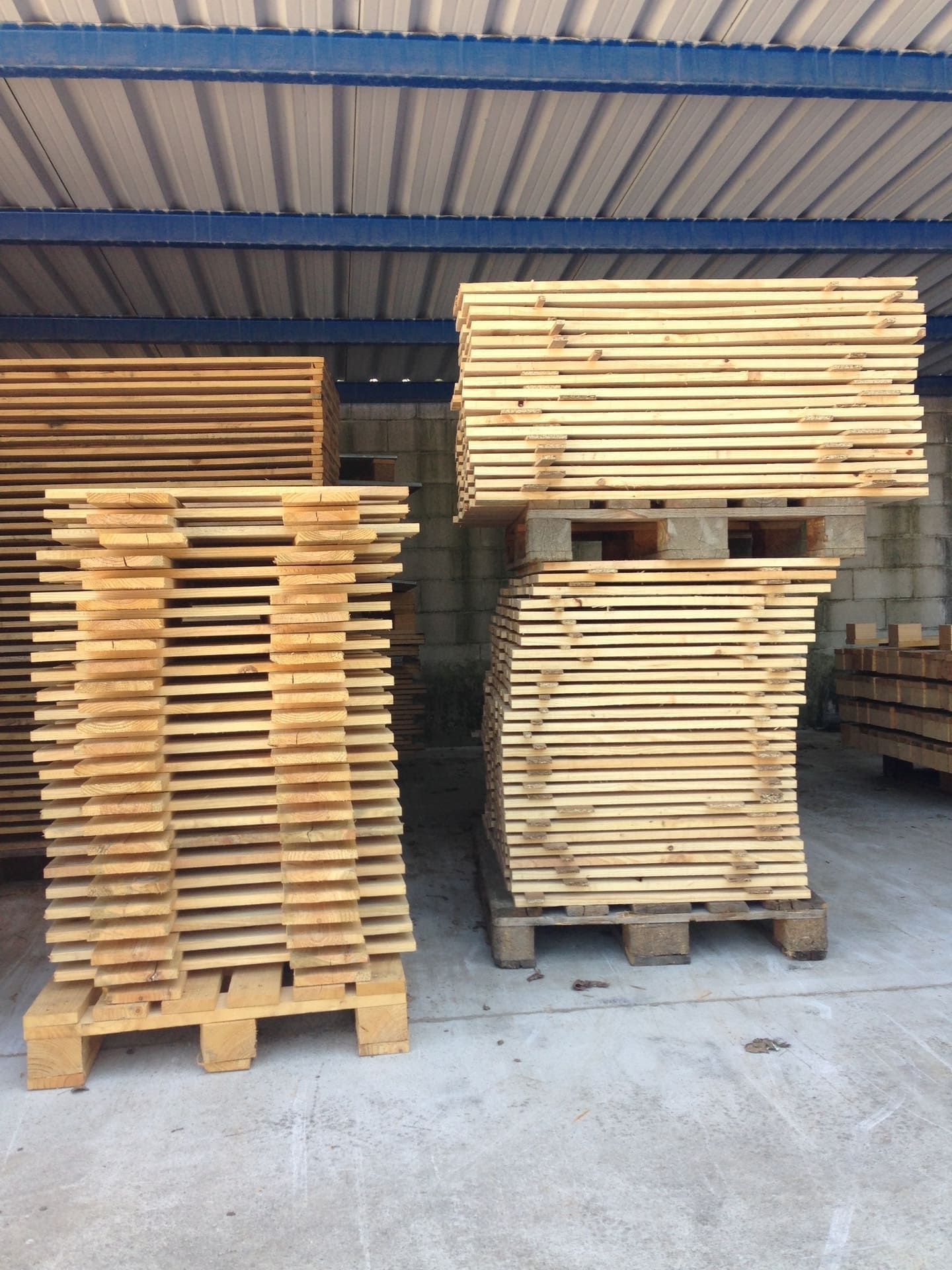 Un montón de paletas de madera apiladas una encima de otra