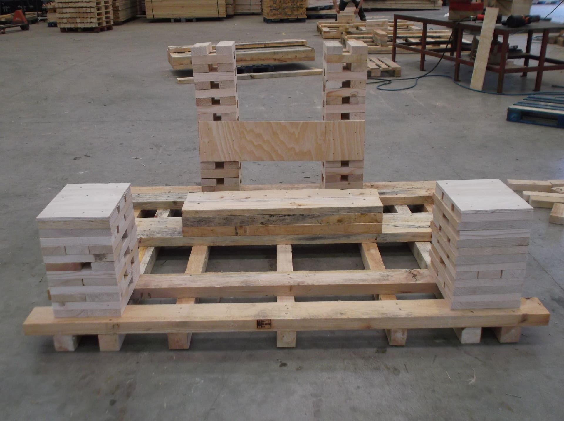 Un montón de bloques de madera están apilados uno encima del otro.