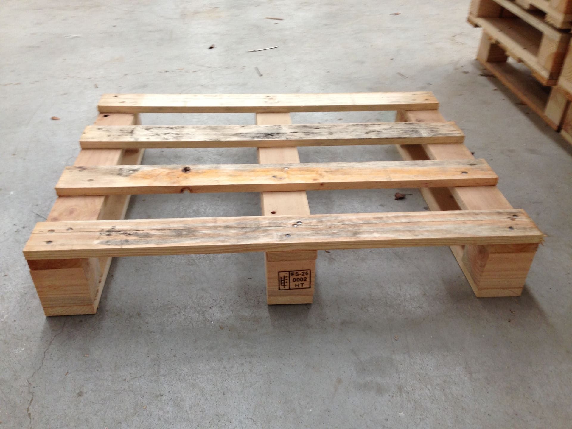 Una paleta de madera con las letras epal en ella