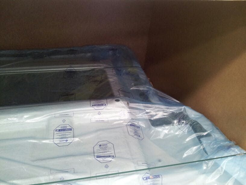 Una bolsa de plástico cubre el interior de una caja de cartón.