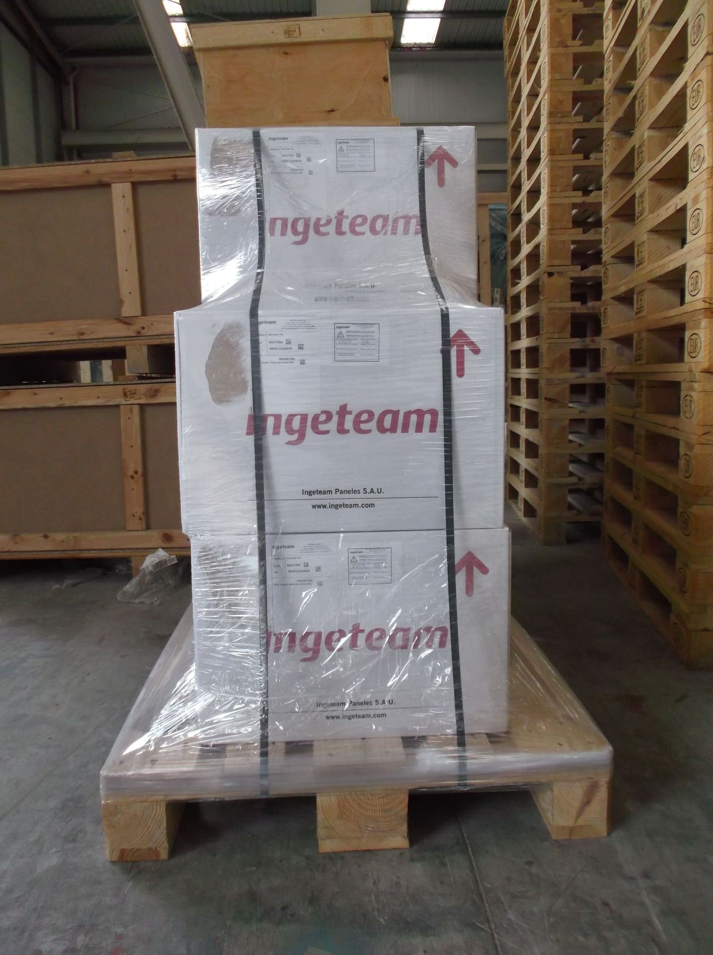 Una pila de cajas con la palabra ngeteam en ellas