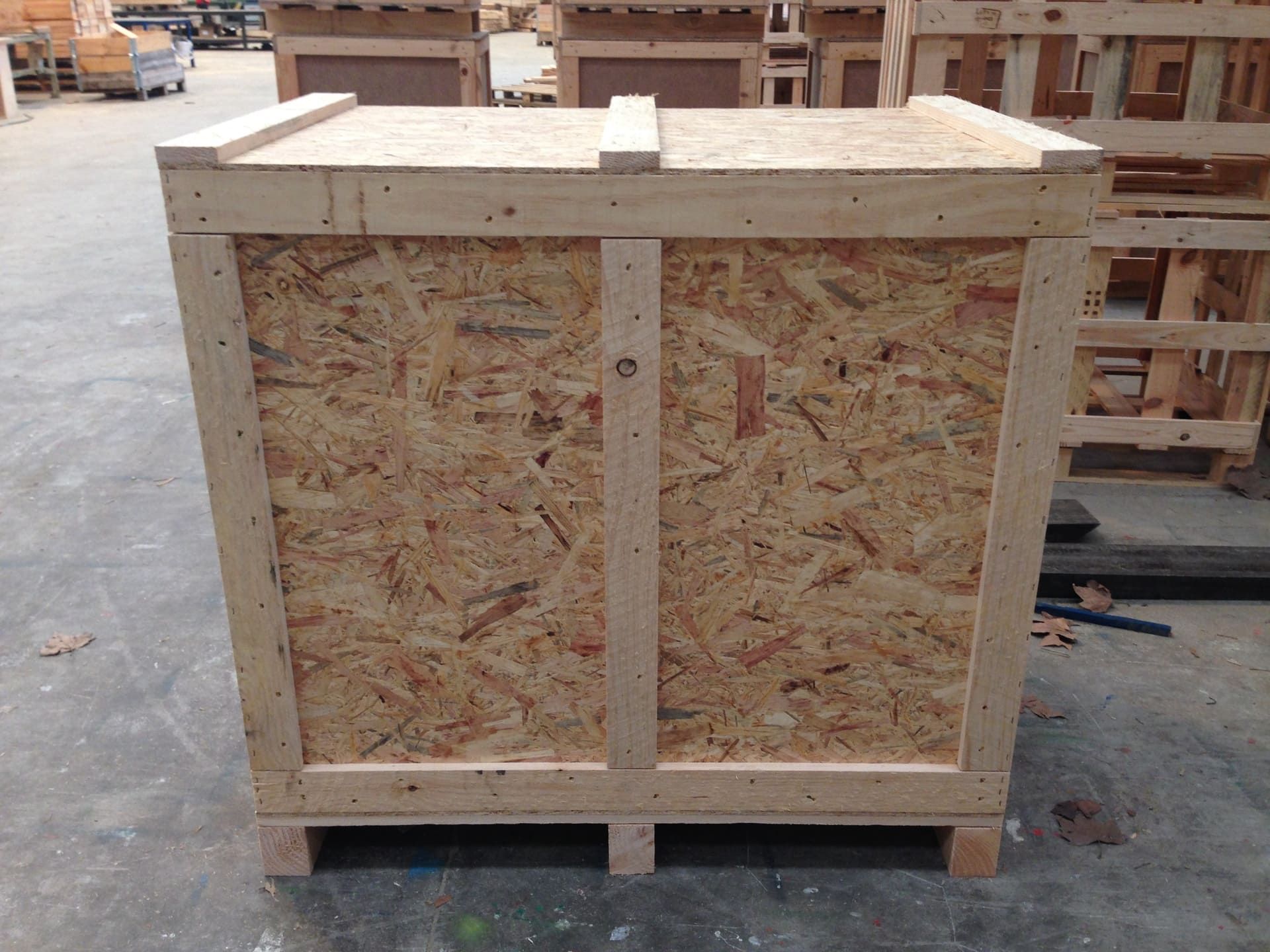 Una caja de madera está sobre un palé en un almacén.