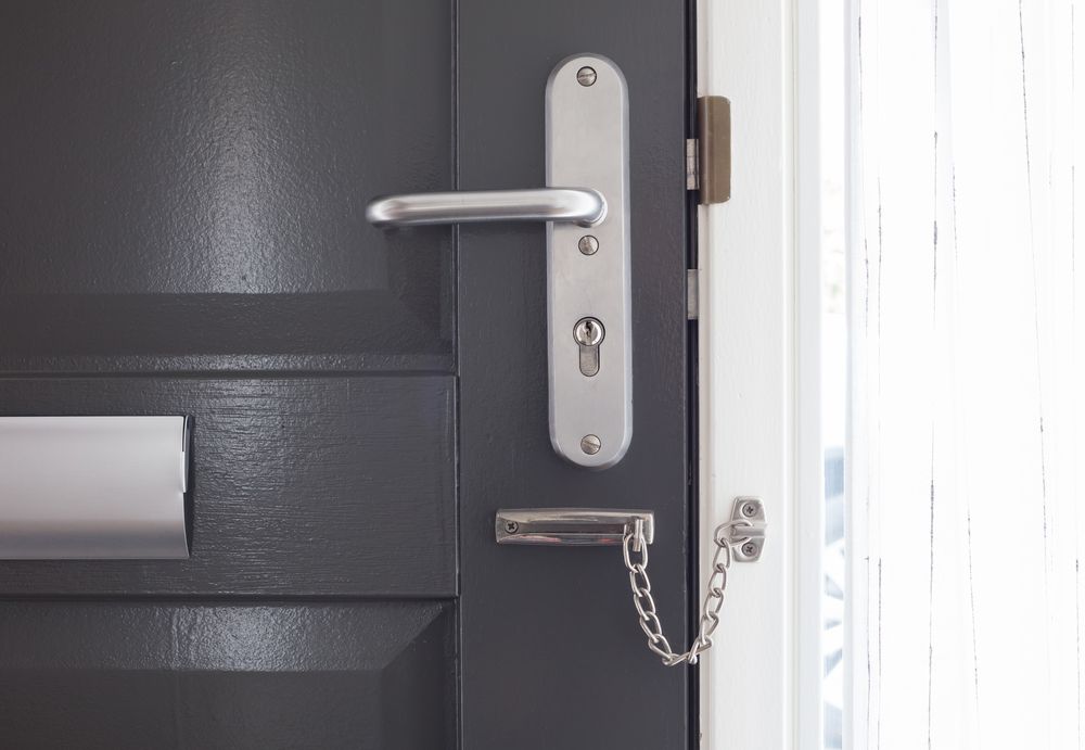 Un primer plano de una puerta con una cadena atada a ella.