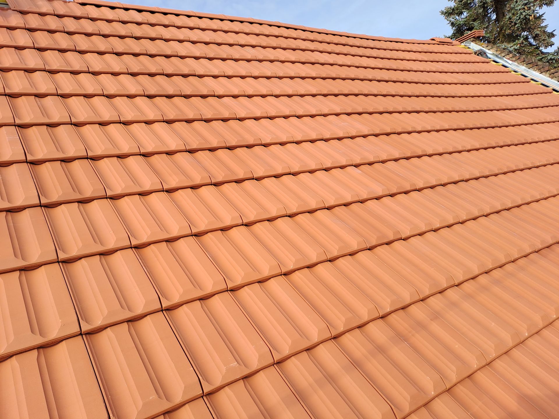 Toit de tuiles rouges.