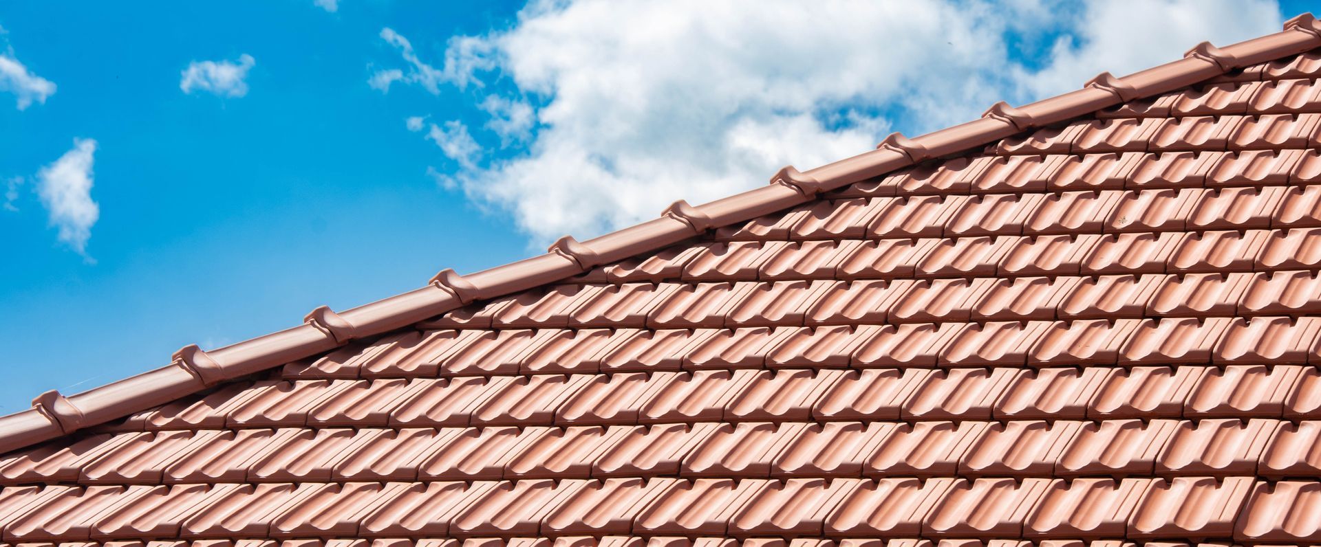 Toiture en tuiles de terre cuite.