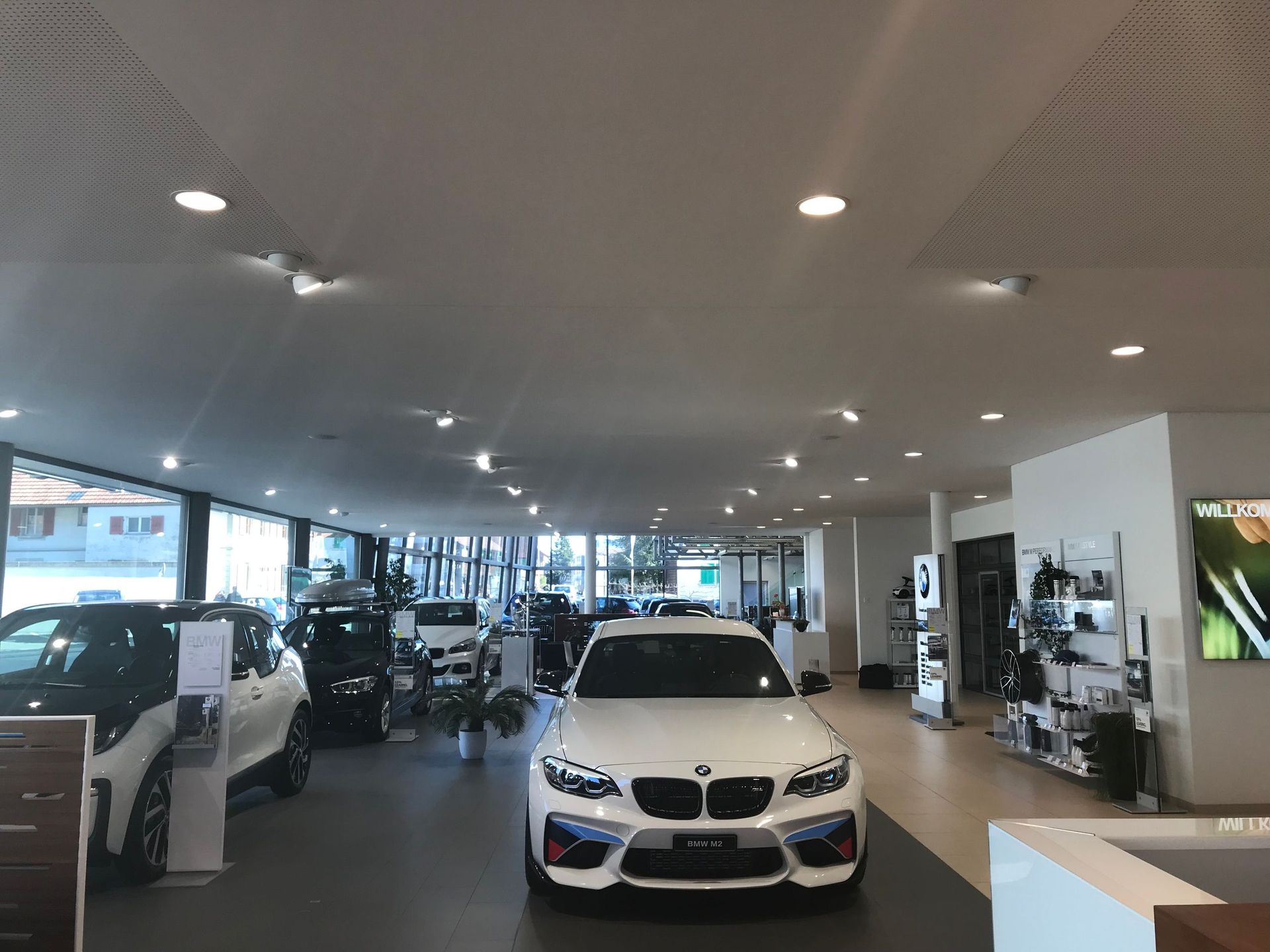 Abgehängte Decke mit Akustikbereich BMW Vertretung.2 - G. Padula GmbH