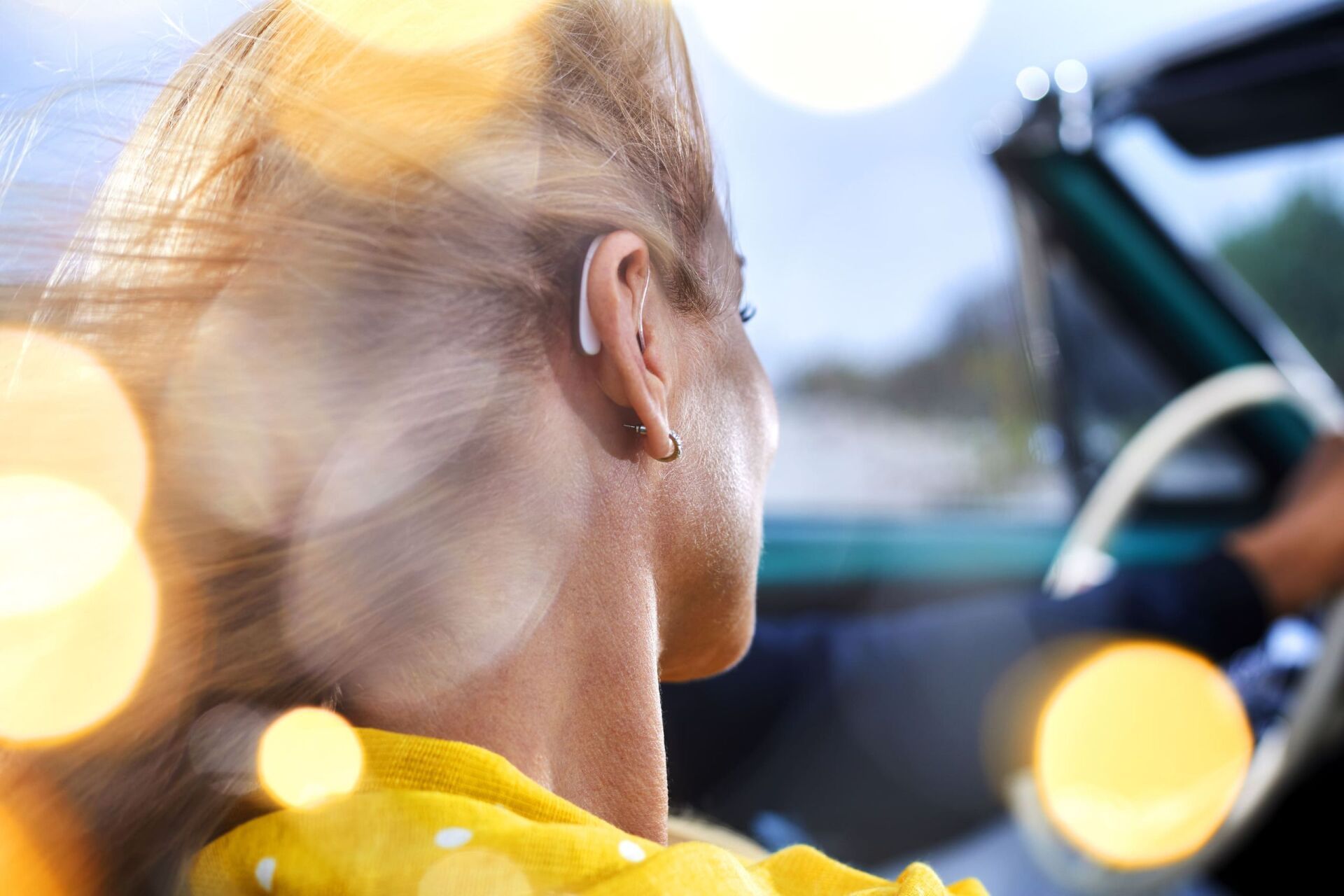 Frau mit Hörgerät Styletto